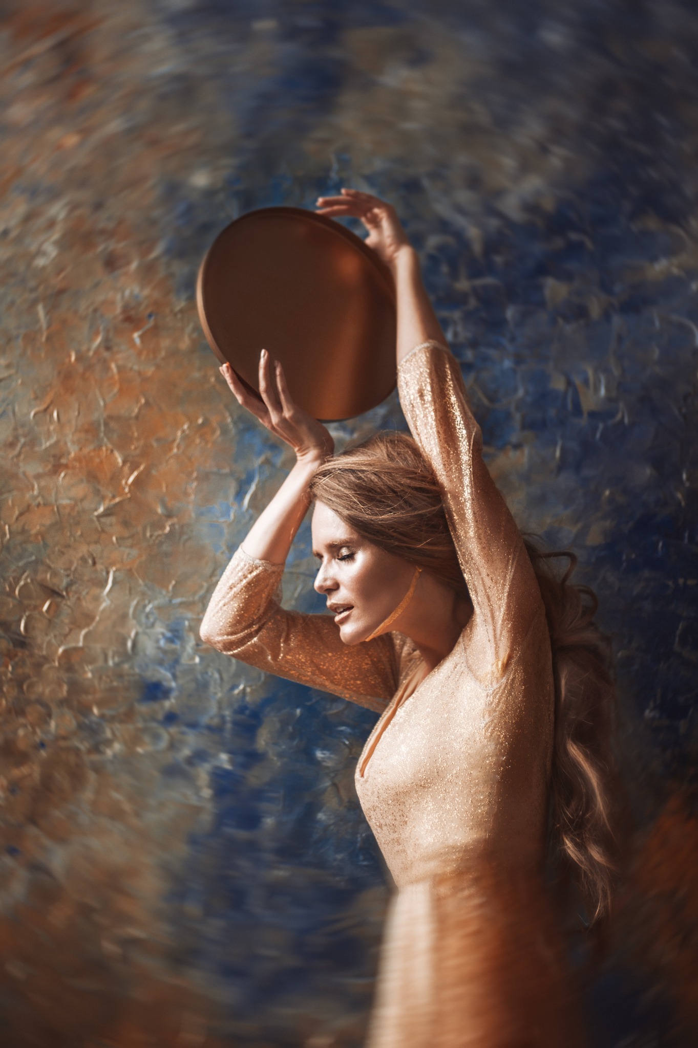 Portret kobiety z kapeluszem na malarskim tle — Fotogłos