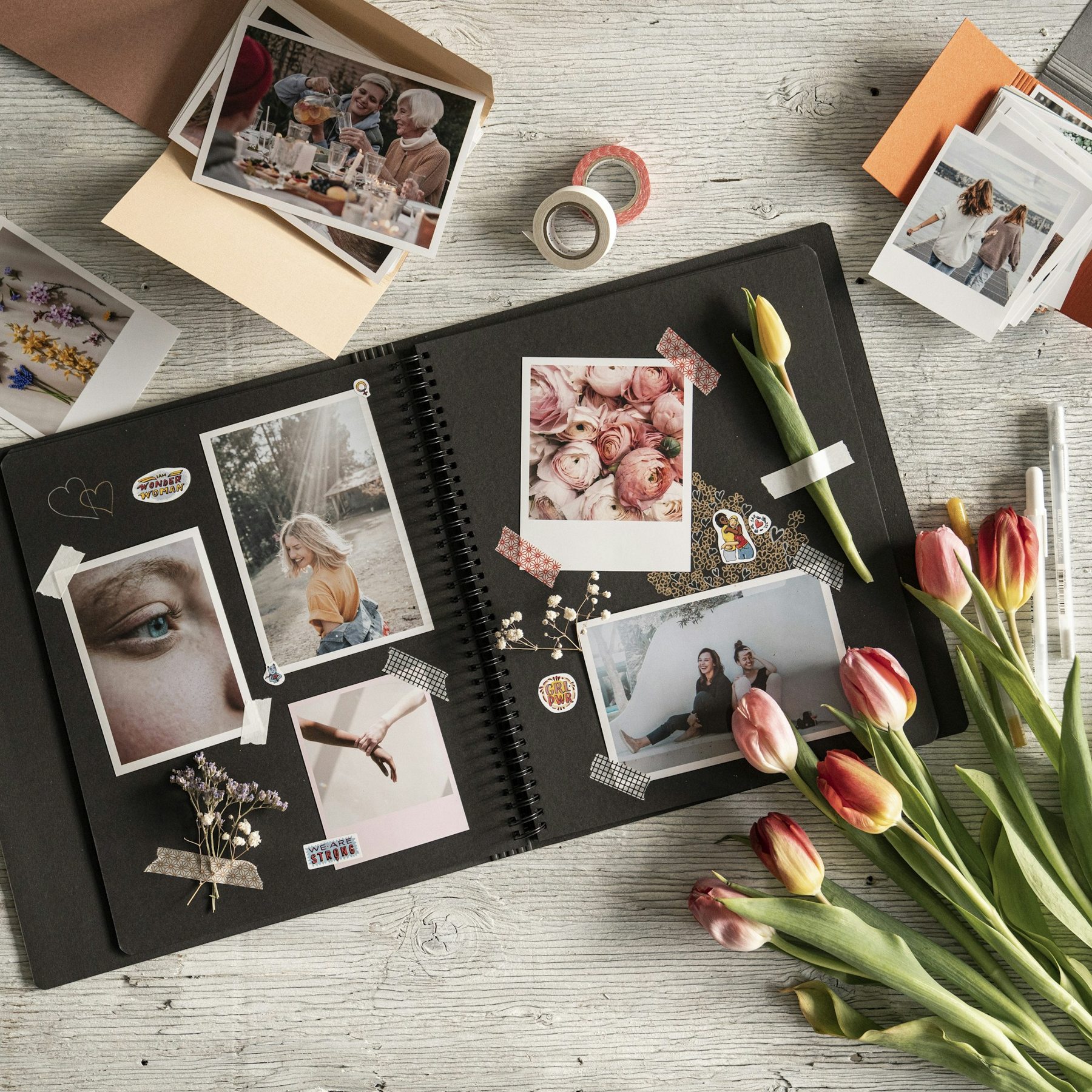 Album i wydrukowane fotografie — zdjęcie poglądowe, nie realizacja Fotogłosu